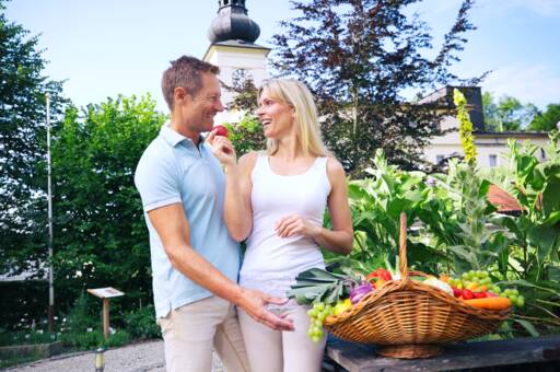 Mann und Frau essen rohes Gemüse und Obst